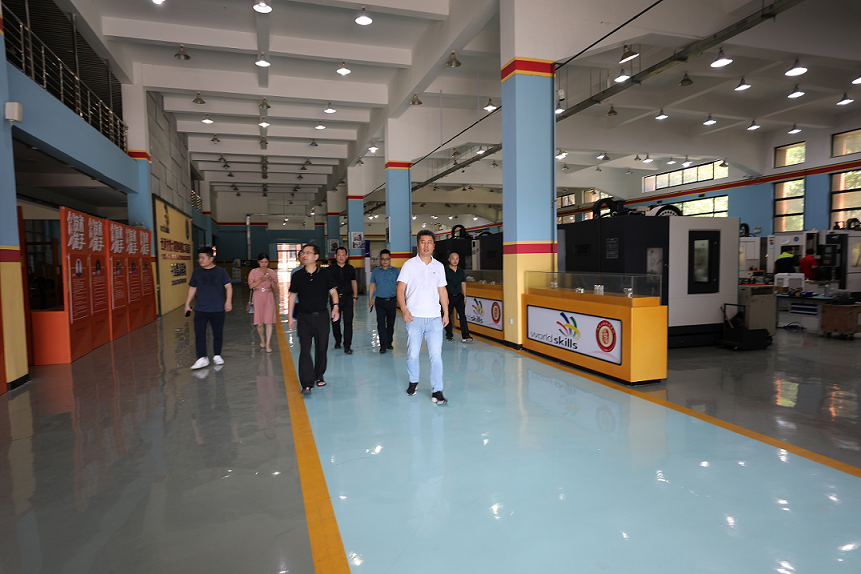 株洲市总工会副主席刘必林一行来欧冠正规买球（中国）官方网站调研