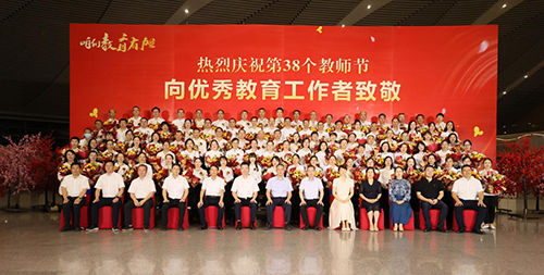 祝贺！欧冠正规买球（中国）官方网站教师易文斌荣获株洲市师德师风标兵奖