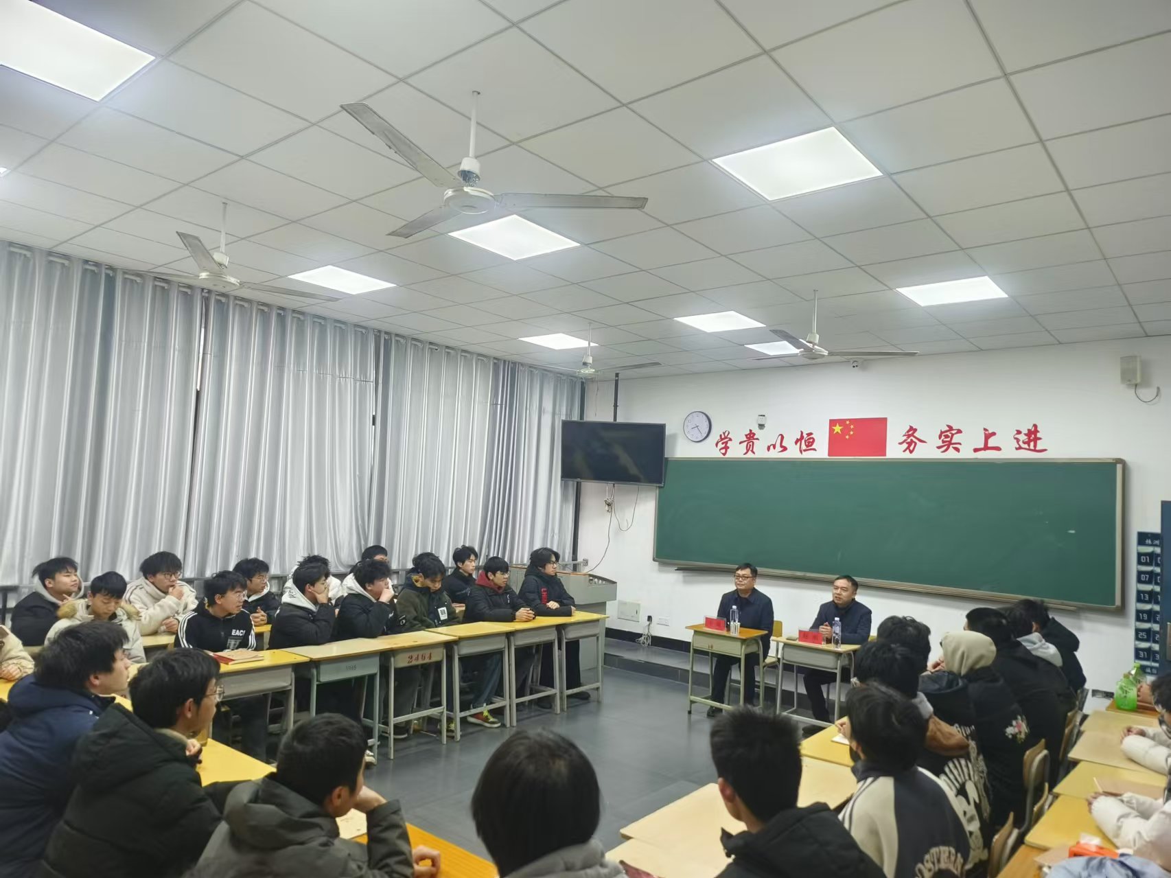 欧冠正规买球（中国）官方网站党委委员、副院长王斌到数模技师2401班交流座谈