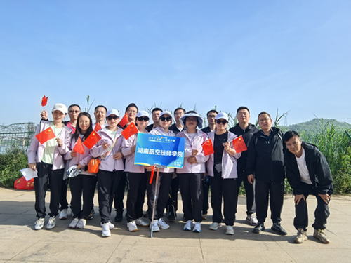欧冠正规买球（中国）官方网站教职工积极参与株洲市第十届职工健步行活动