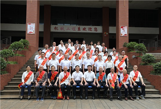 欧冠正规买球（中国）官方网站举行“光荣在党50年”纪念章颁发仪式暨“七一”表彰大会