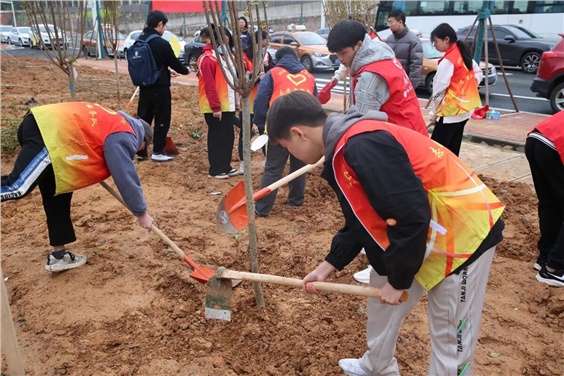 “我在株洲有棵树”—欧冠正规买球（中国）官方网站团委组织开展学雷锋活动月之植树活动