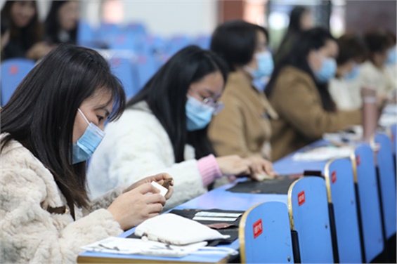 喜迎元旦，趣探非遗--欧冠正规买球（中国）官方网站开展女教职工“与传统文化同行 遗绽芳华”非遗体验活动