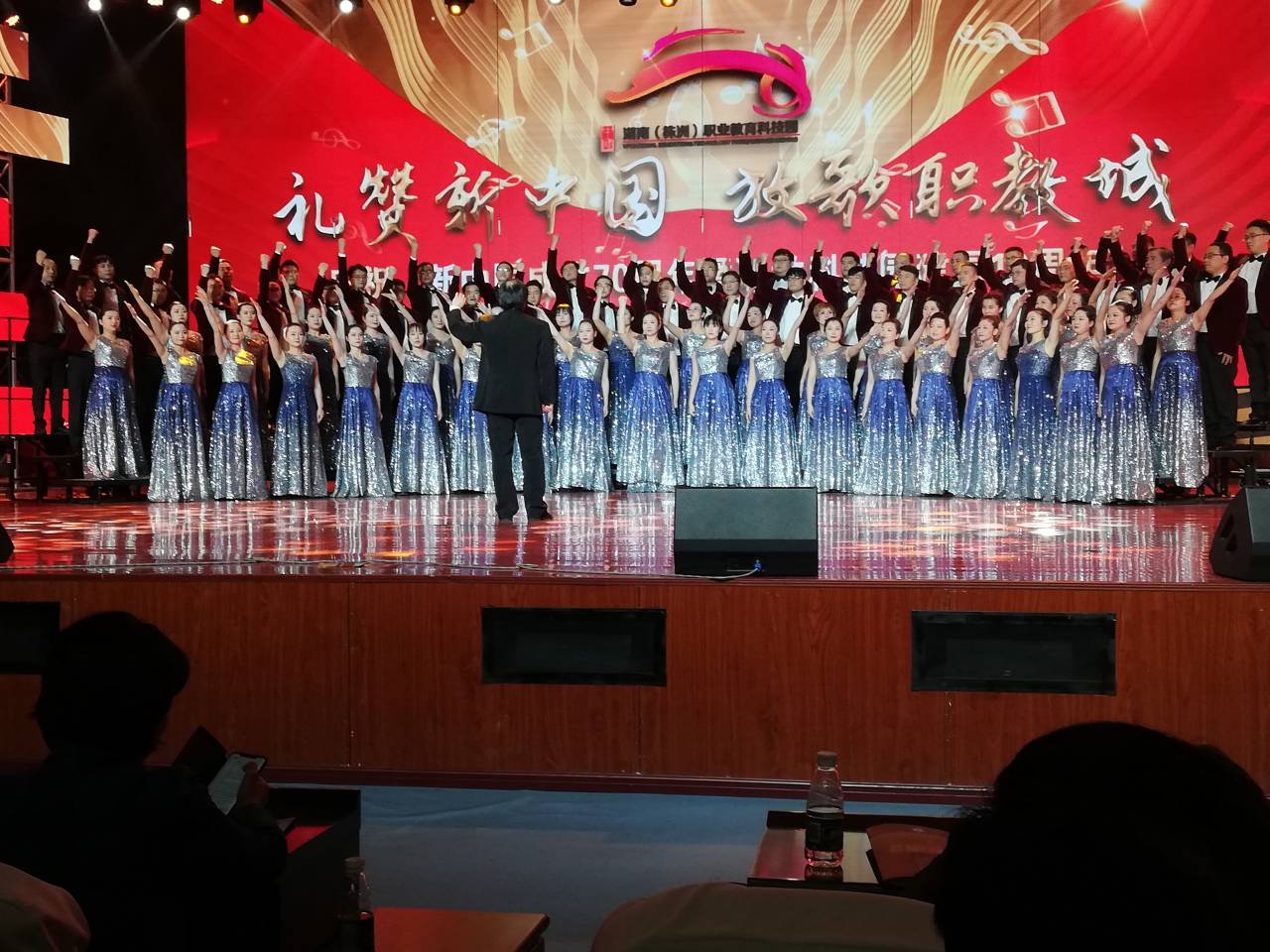 欧冠正规买球（中国）官方网站在株洲“职教杯”职业院校教师合唱比赛中喜获特等奖和优秀组织奖